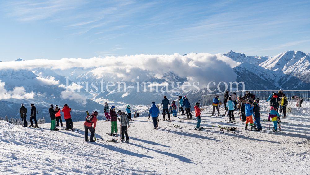 1. Skitag im harten Lockdown in Österreich by kristen-images.com