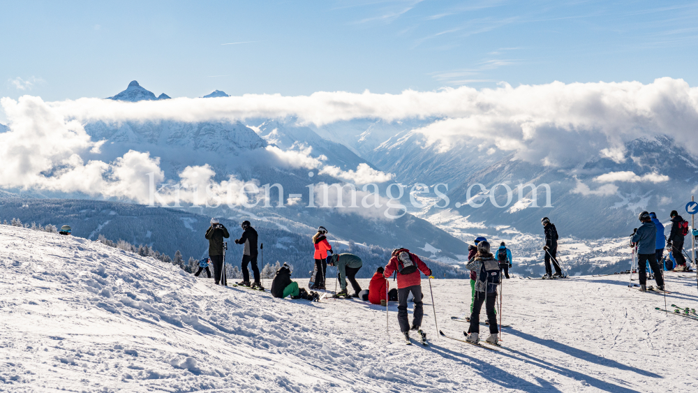 1. Skitag im harten Lockdown in Österreich by kristen-images.com