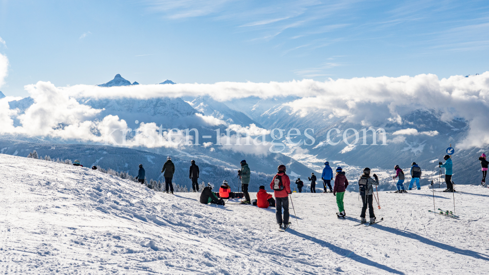 1. Skitag im harten Lockdown in Österreich by kristen-images.com