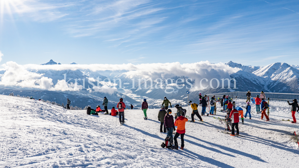 1. Skitag im harten Lockdown in Österreich by kristen-images.com