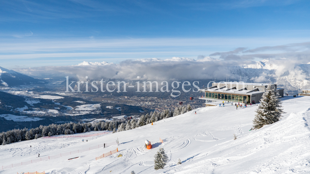 1. Skitag im harten Lockdown in Österreich by kristen-images.com