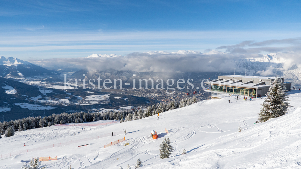 1. Skitag im harten Lockdown in Österreich by kristen-images.com