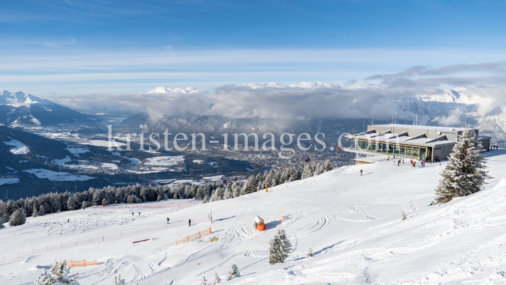 1. Skitag im harten Lockdown in Österreich by kristen-images.com