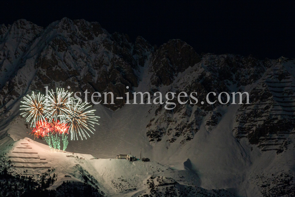 Silvester-Feuerwerk 2020/2021 auf der Seegrube, Nordkette, Innsbruck by kristen-images.com