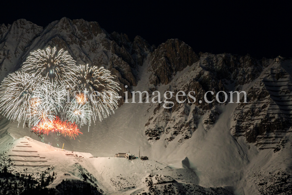 Silvester-Feuerwerk 2020/2021 auf der Seegrube, Nordkette, Innsbruck by kristen-images.com