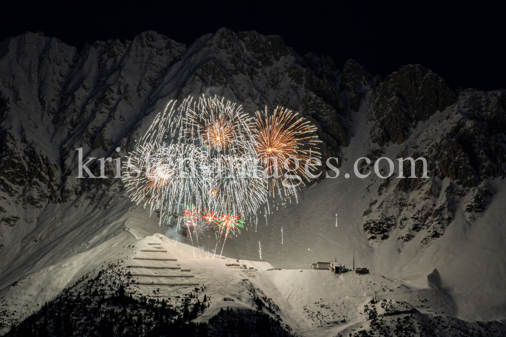 Silvester-Feuerwerk 2020/2021 auf der Seegrube, Nordkette, Innsbruck by kristen-images.com