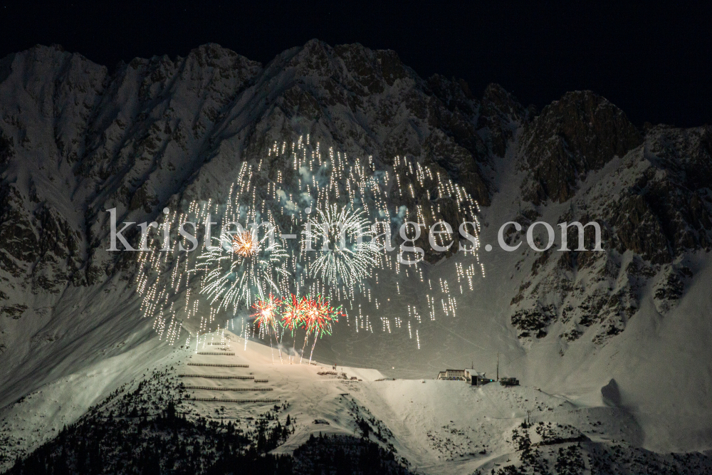 Silvester-Feuerwerk 2020/2021 auf der Seegrube, Nordkette, Innsbruck by kristen-images.com