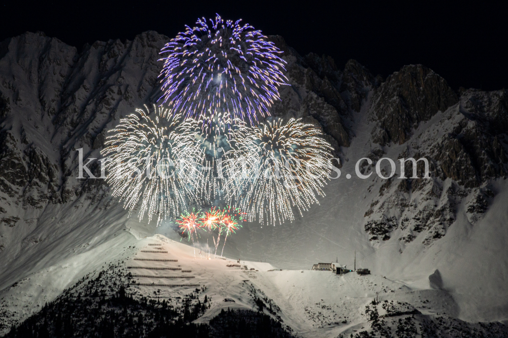 Silvester-Feuerwerk 2020/2021 auf der Seegrube, Nordkette, Innsbruck by kristen-images.com