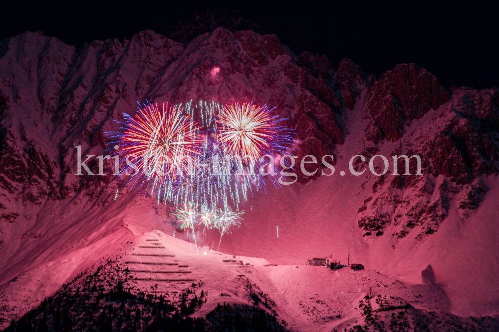 Silvester-Feuerwerk 2020/2021 auf der Seegrube, Nordkette, Innsbruck by kristen-images.com