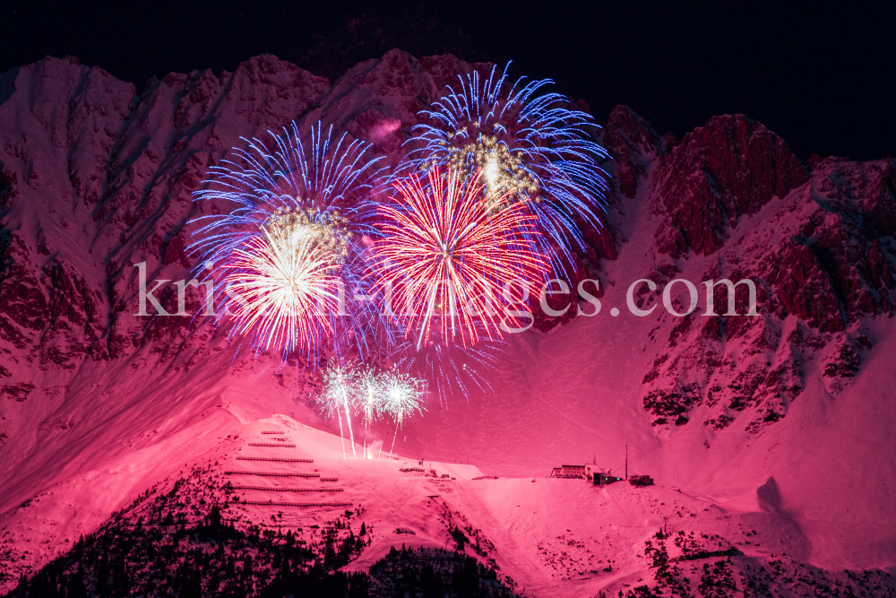 Silvester-Feuerwerk 2020/2021 auf der Seegrube, Nordkette, Innsbruck by kristen-images.com