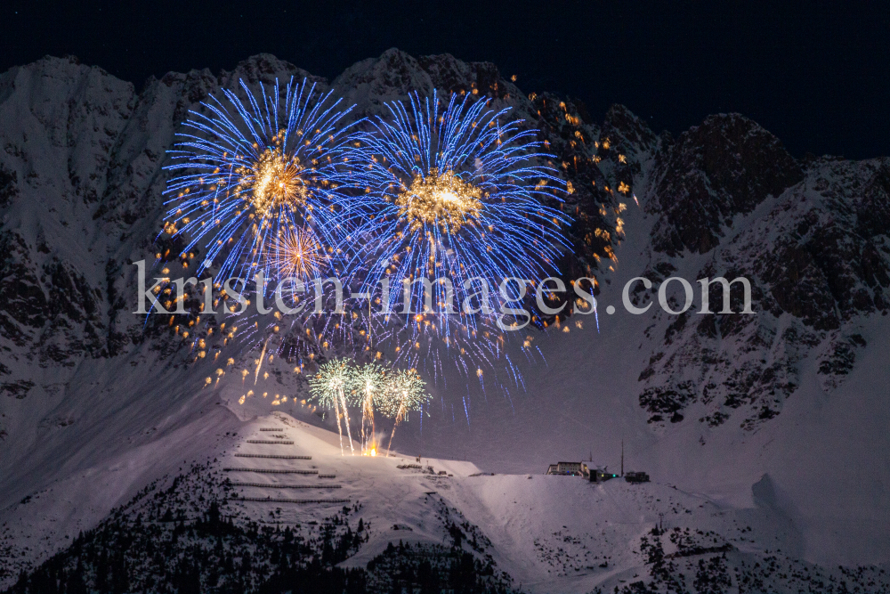 Silvester-Feuerwerk 2020/2021 auf der Seegrube, Nordkette, Innsbruck by kristen-images.com