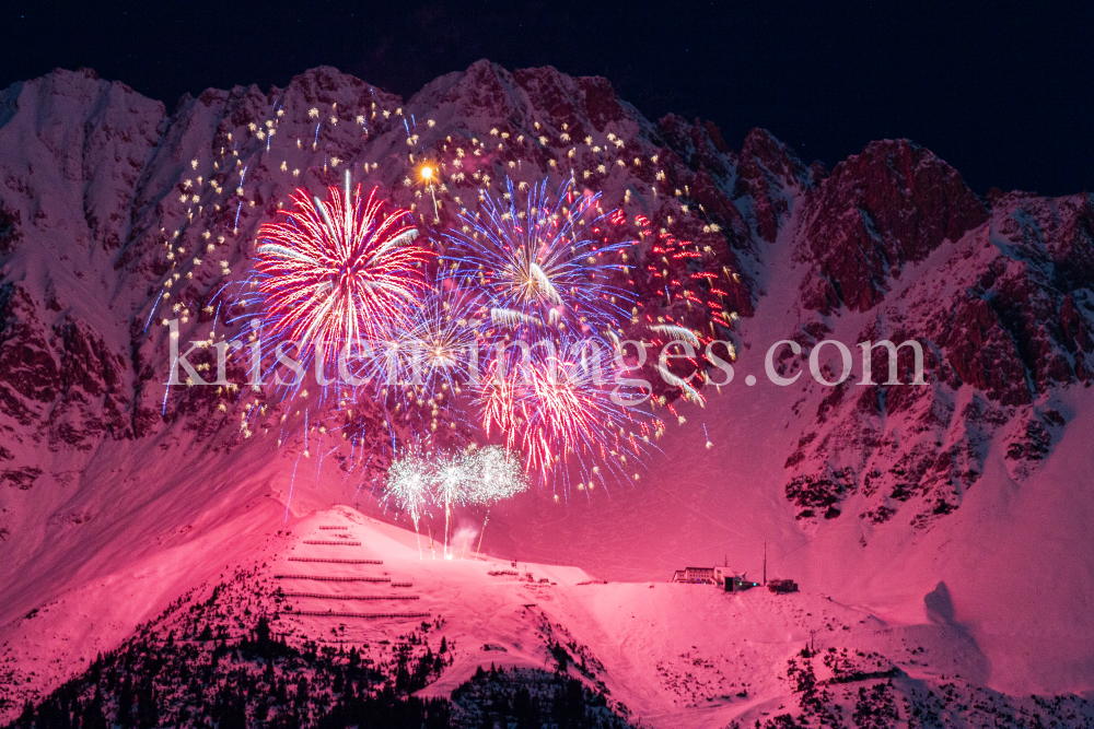 Silvester-Feuerwerk 2020/2021 auf der Seegrube, Nordkette, Innsbruck by kristen-images.com