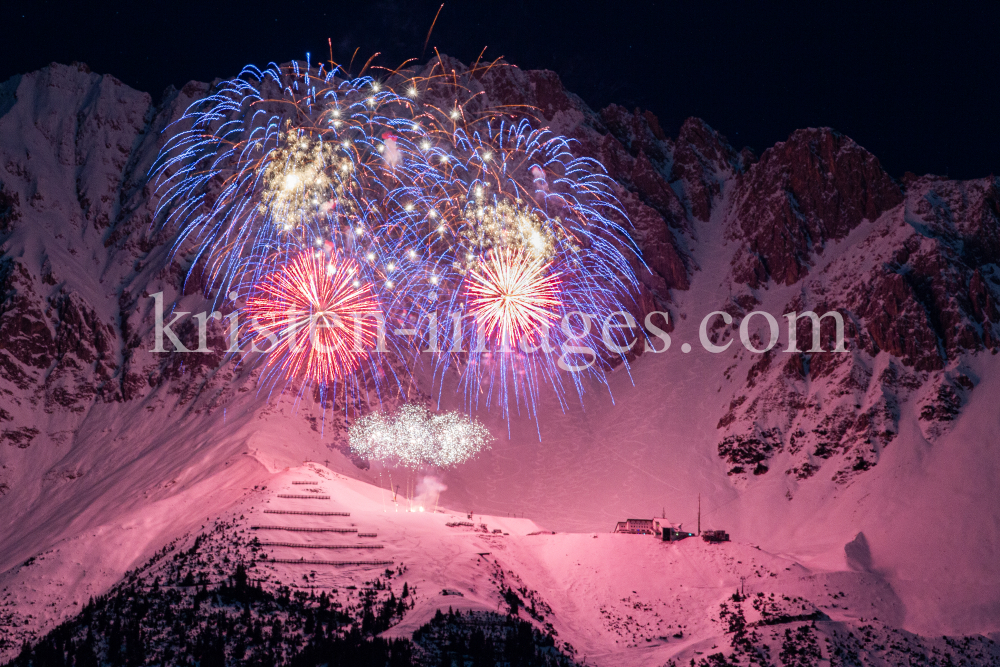 Silvester-Feuerwerk 2020/2021 auf der Seegrube, Nordkette, Innsbruck by kristen-images.com