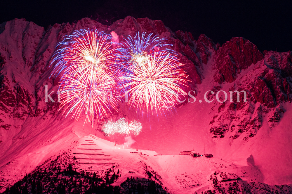 Silvester-Feuerwerk 2020/2021 auf der Seegrube, Nordkette, Innsbruck by kristen-images.com