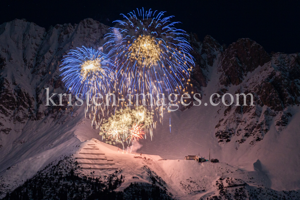 Silvester-Feuerwerk 2020/2021 auf der Seegrube, Nordkette, Innsbruck by kristen-images.com