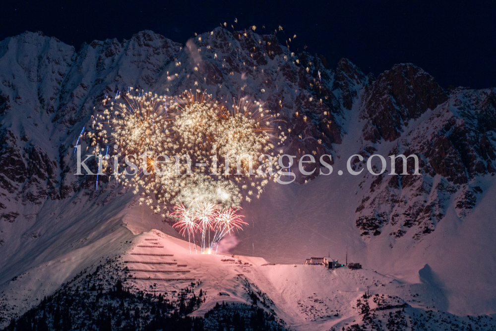 Silvester-Feuerwerk 2020/2021 auf der Seegrube, Nordkette, Innsbruck by kristen-images.com