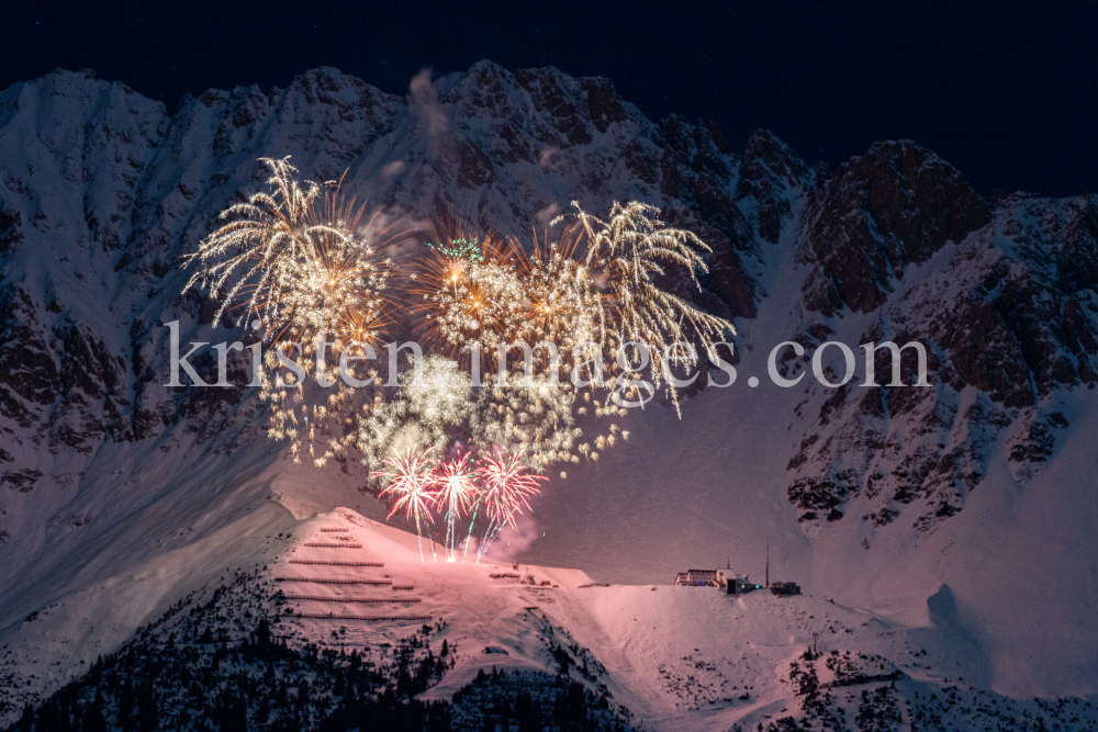 Silvester-Feuerwerk 2020/2021 auf der Seegrube, Nordkette, Innsbruck by kristen-images.com