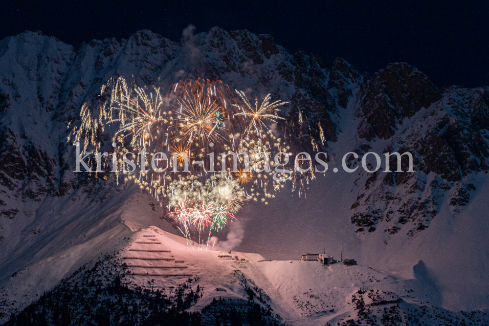 Silvester-Feuerwerk 2020/2021 auf der Seegrube, Nordkette, Innsbruck by kristen-images.com