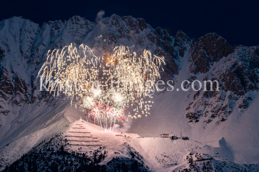 Silvester-Feuerwerk 2020/2021 auf der Seegrube, Nordkette, Innsbruck by kristen-images.com