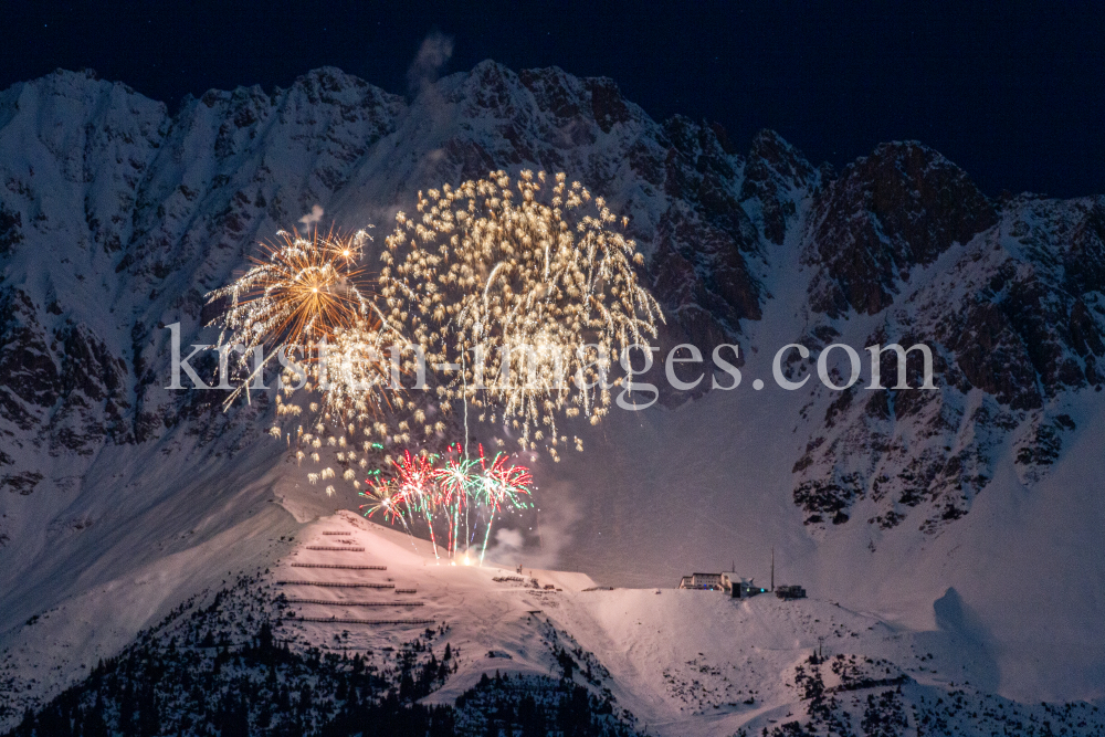 Silvester-Feuerwerk 2020/2021 auf der Seegrube, Nordkette, Innsbruck by kristen-images.com