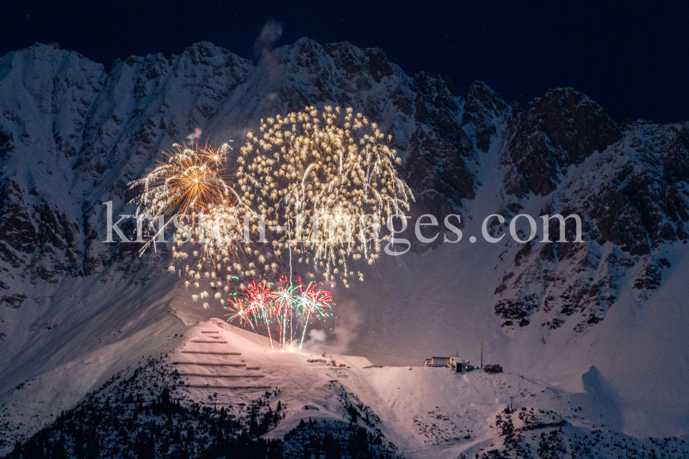 Silvester-Feuerwerk 2020/2021 auf der Seegrube, Nordkette, Innsbruck by kristen-images.com