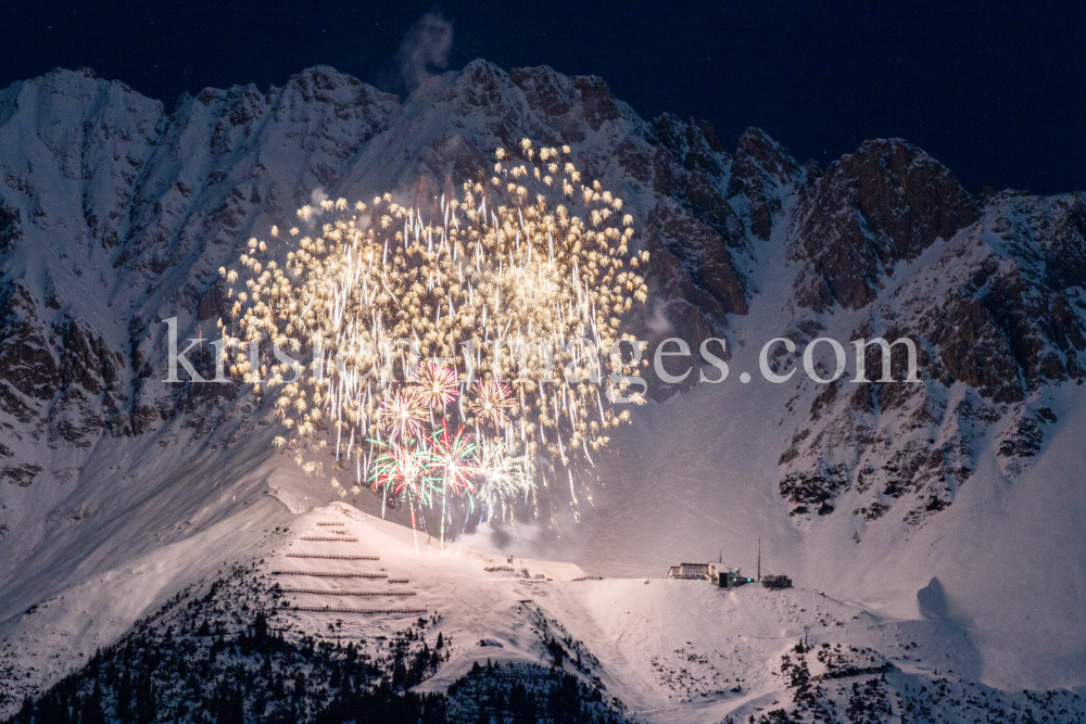 Silvester-Feuerwerk 2020/2021 auf der Seegrube, Nordkette, Innsbruck by kristen-images.com