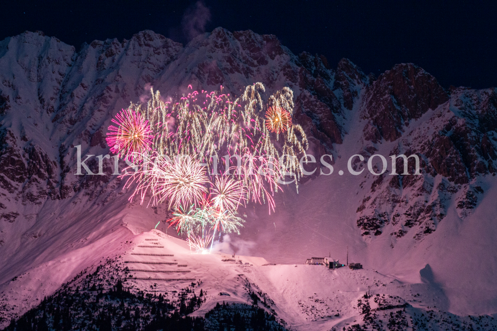 Silvester-Feuerwerk 2020/2021 auf der Seegrube, Nordkette, Innsbruck by kristen-images.com