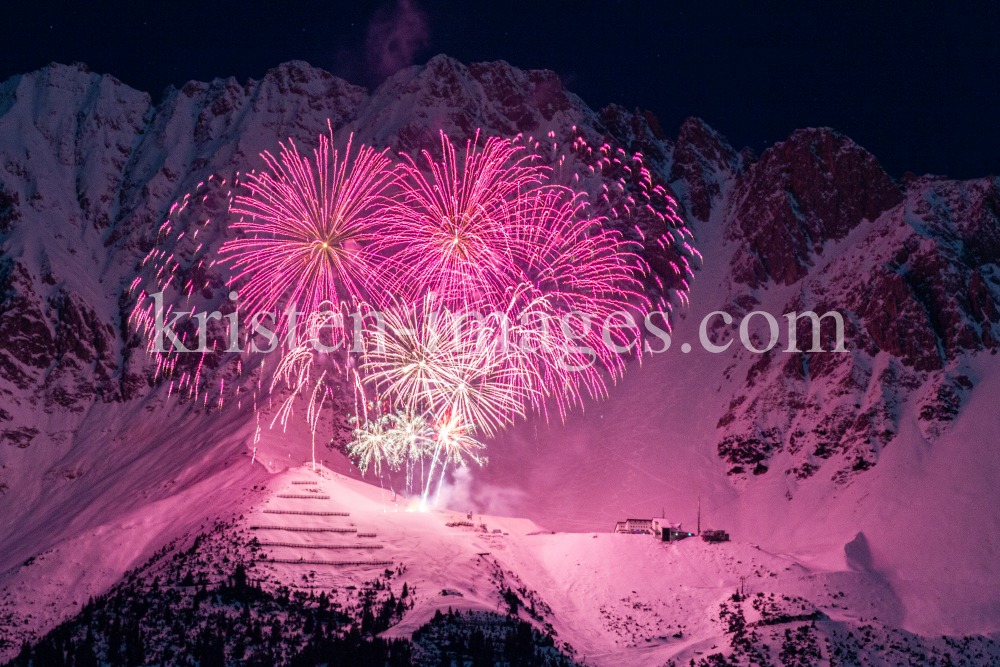 Silvester-Feuerwerk 2020/2021 auf der Seegrube, Nordkette, Innsbruck by kristen-images.com