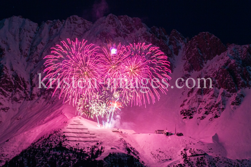 Silvester-Feuerwerk 2020/2021 auf der Seegrube, Nordkette, Innsbruck by kristen-images.com