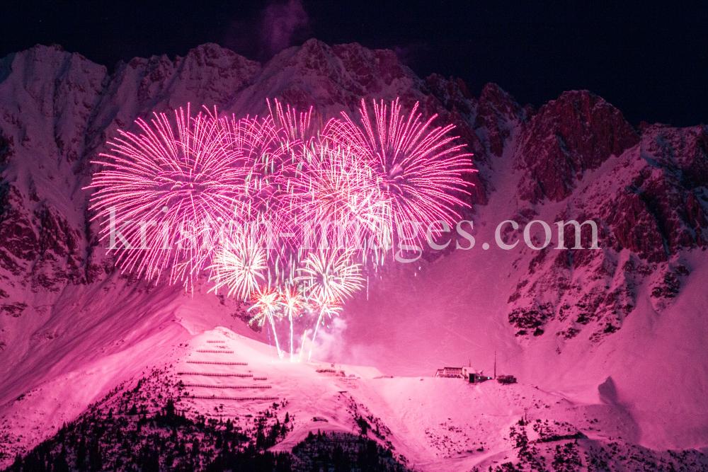 Silvester-Feuerwerk 2020/2021 auf der Seegrube, Nordkette, Innsbruck by kristen-images.com