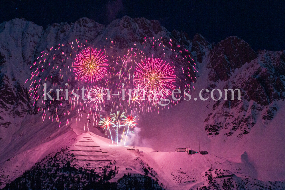 Silvester-Feuerwerk 2020/2021 auf der Seegrube, Nordkette, Innsbruck by kristen-images.com