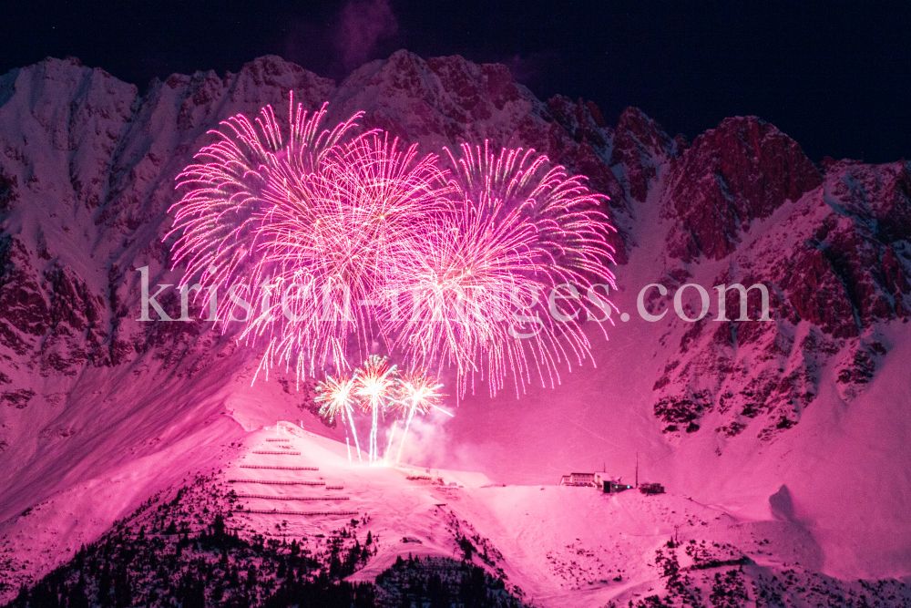 Silvester-Feuerwerk 2020/2021 auf der Seegrube, Nordkette, Innsbruck by kristen-images.com