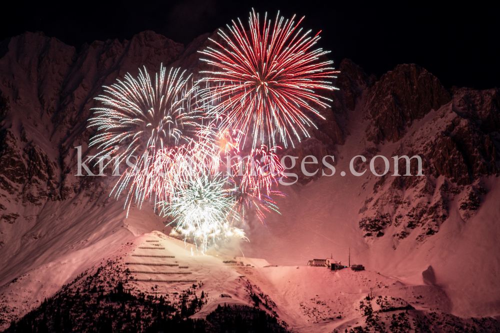 Silvester-Feuerwerk 2020/2021 auf der Seegrube, Nordkette, Innsbruck by kristen-images.com