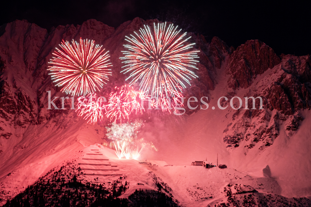 Silvester-Feuerwerk 2020/2021 auf der Seegrube, Nordkette, Innsbruck by kristen-images.com