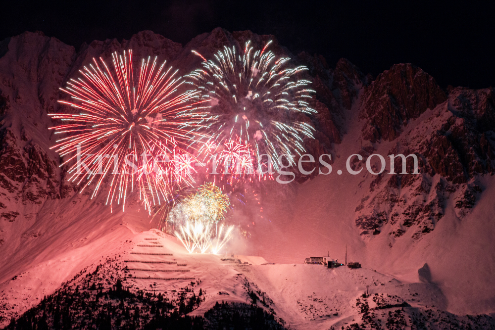 Silvester-Feuerwerk 2020/2021 auf der Seegrube, Nordkette, Innsbruck by kristen-images.com