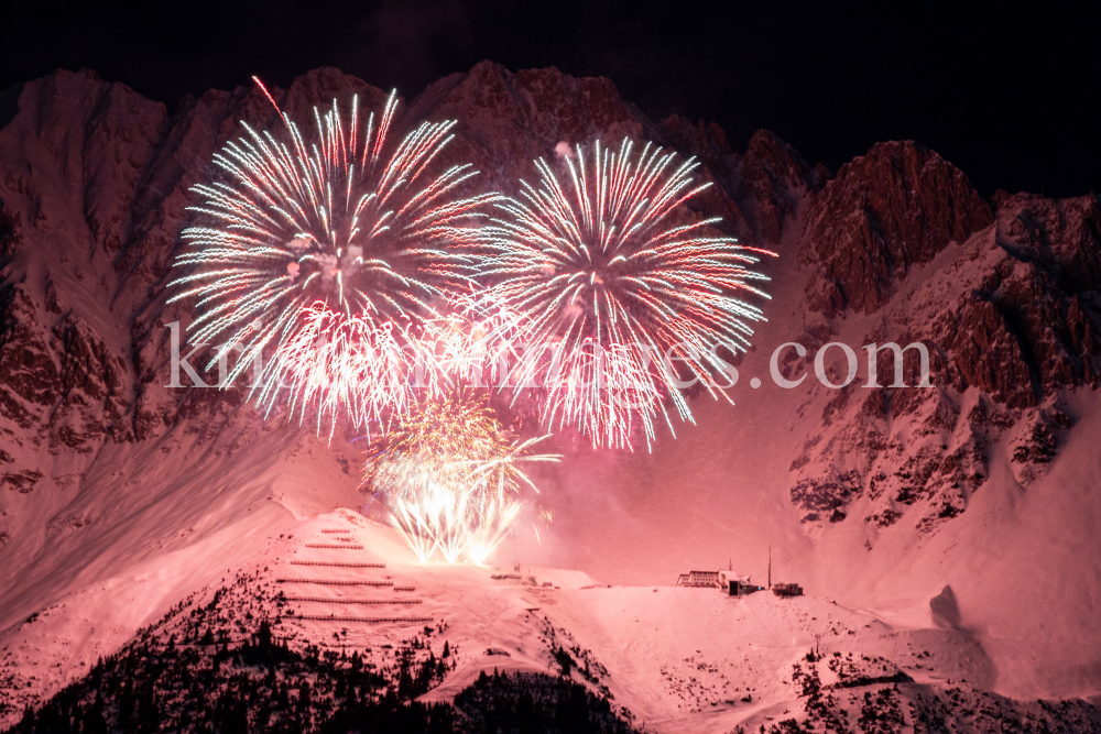 Silvester-Feuerwerk 2020/2021 auf der Seegrube, Nordkette, Innsbruck by kristen-images.com