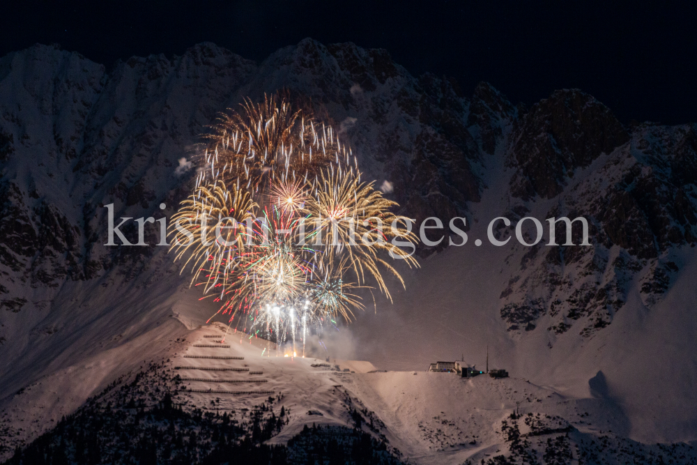 Silvester-Feuerwerk 2020/2021 auf der Seegrube, Nordkette, Innsbruck by kristen-images.com