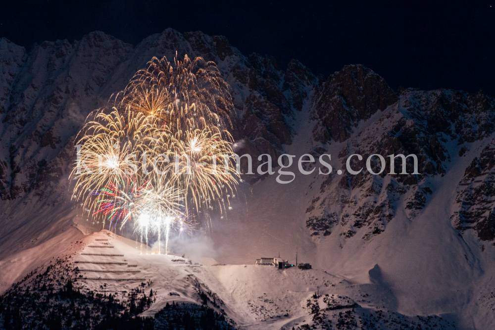 Silvester-Feuerwerk 2020/2021 auf der Seegrube, Nordkette, Innsbruck by kristen-images.com