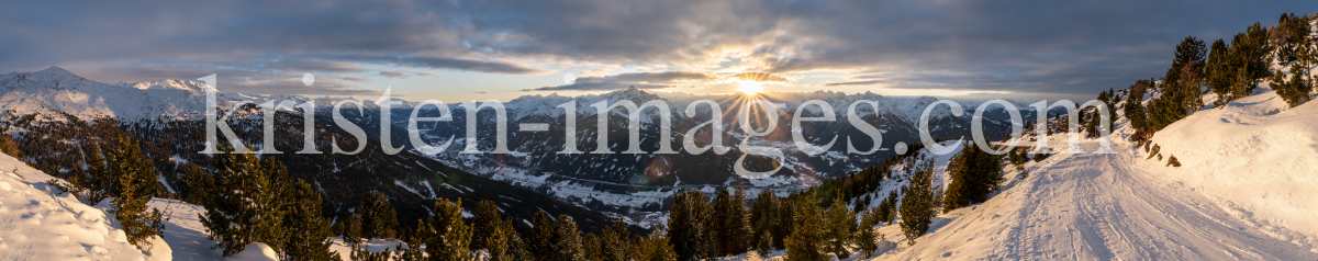 Sonnenuntergang über dem Stubaital, Tirol, Austria by kristen-images.com