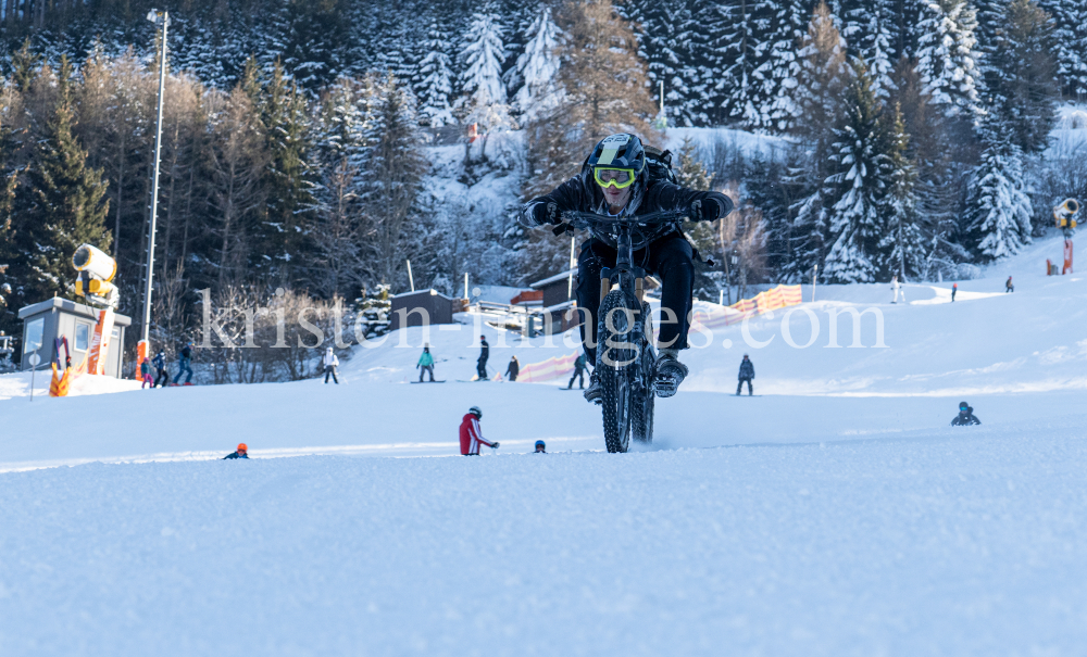 Mountainbiker auf Skipiste / Patscherkofel, Innsbruck, Tirol, Austria by kristen-images.com