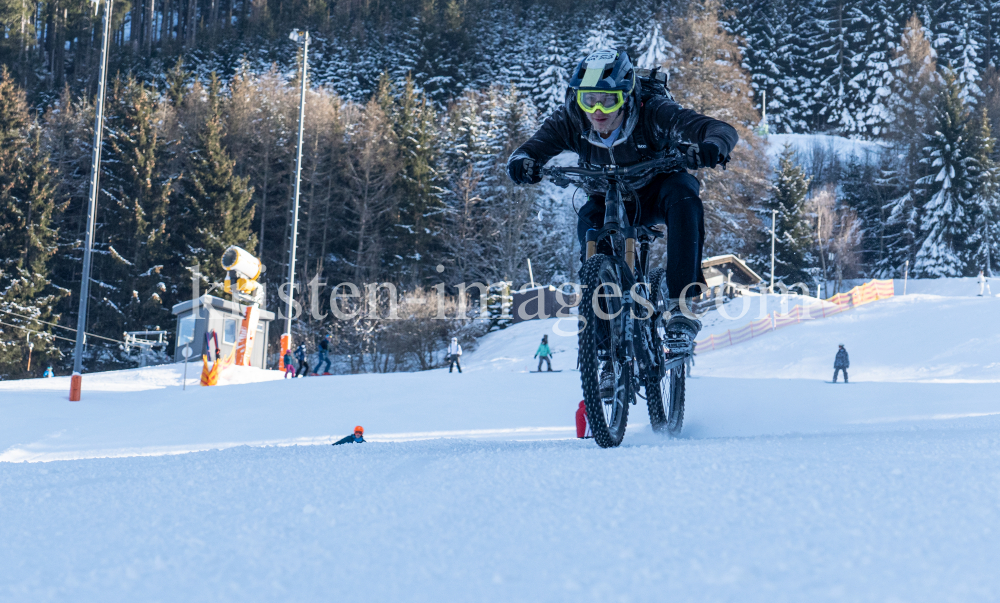 Mountainbiker auf Skipiste / Patscherkofel, Innsbruck, Tirol, Austria by kristen-images.com