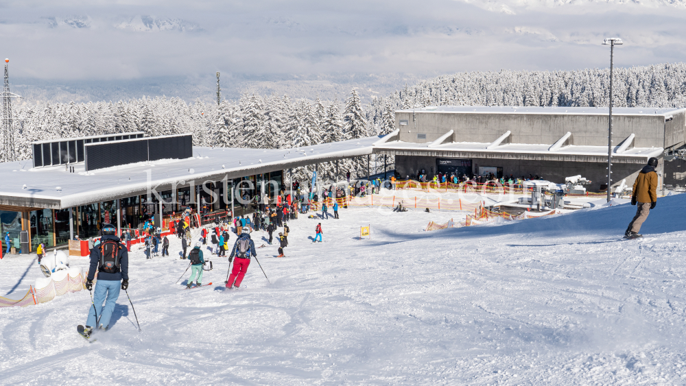 Skitag im harten Lockdown in Österreich by kristen-images.com