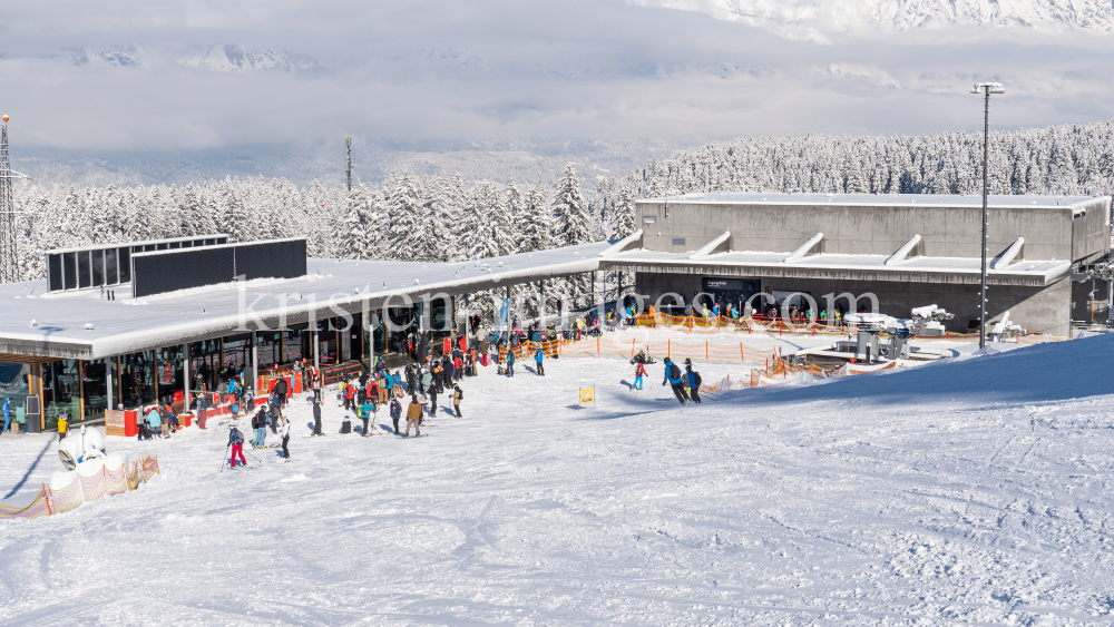 Skitag im harten Lockdown in Österreich by kristen-images.com