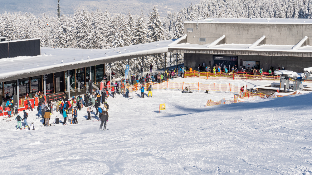 Skitag im harten Lockdown in Österreich by kristen-images.com