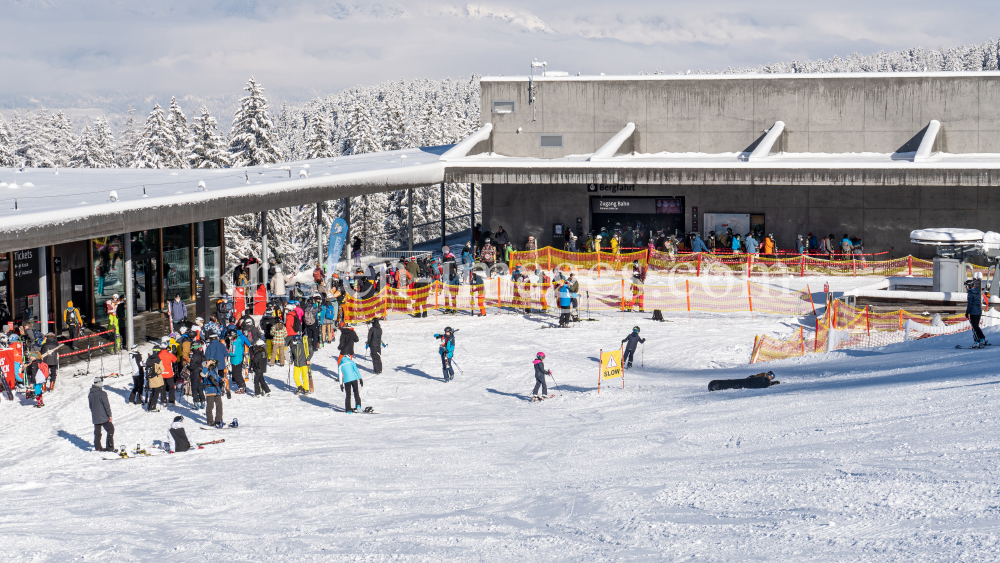 Skitag im harten Lockdown in Österreich by kristen-images.com