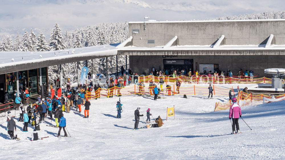 Skitag im harten Lockdown in Österreich by kristen-images.com