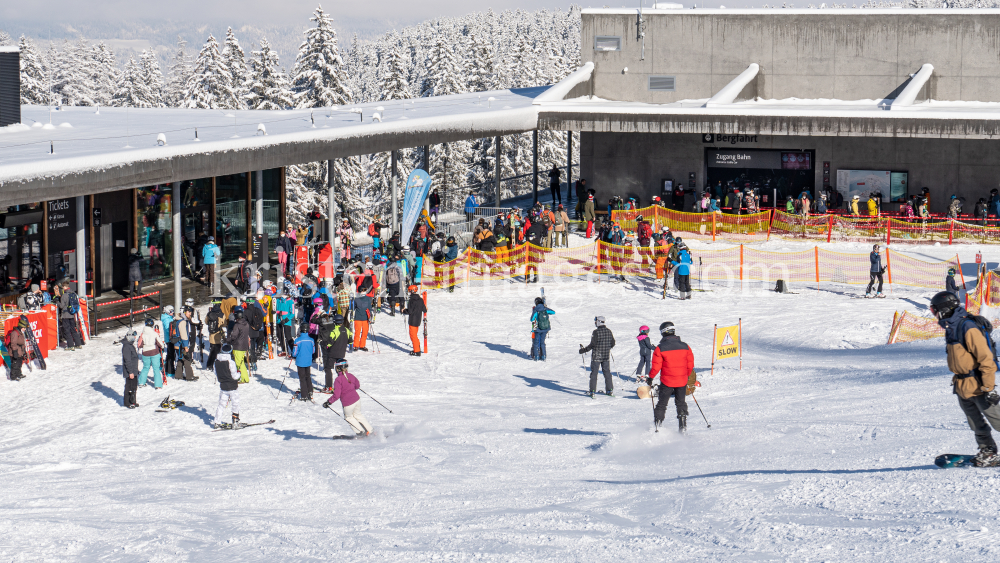 Skitag im harten Lockdown in Österreich by kristen-images.com