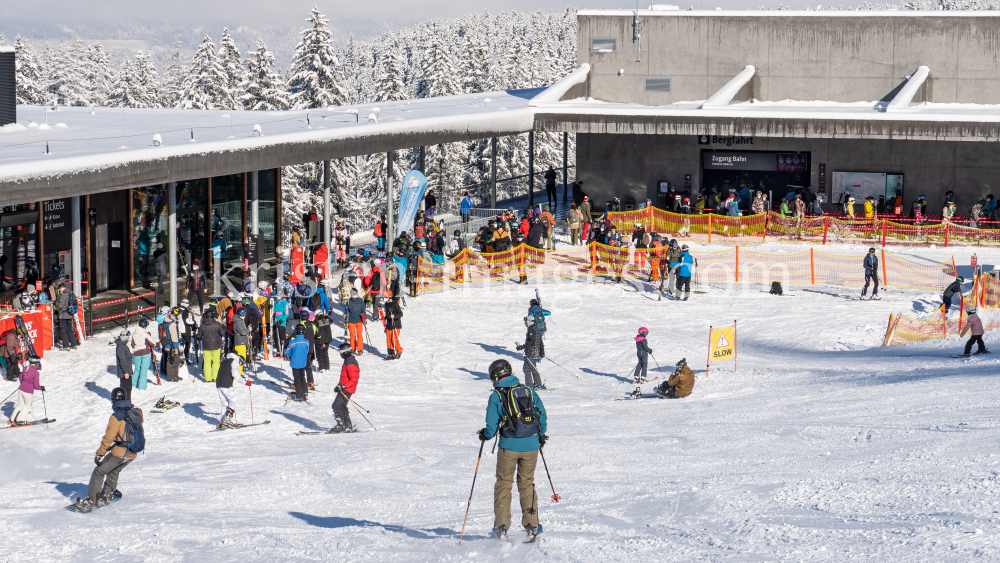 Skitag im harten Lockdown in Österreich by kristen-images.com