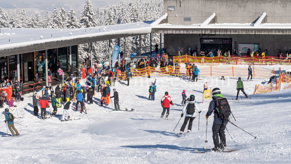 Skitag im harten Lockdown in Österreich by kristen-images.com