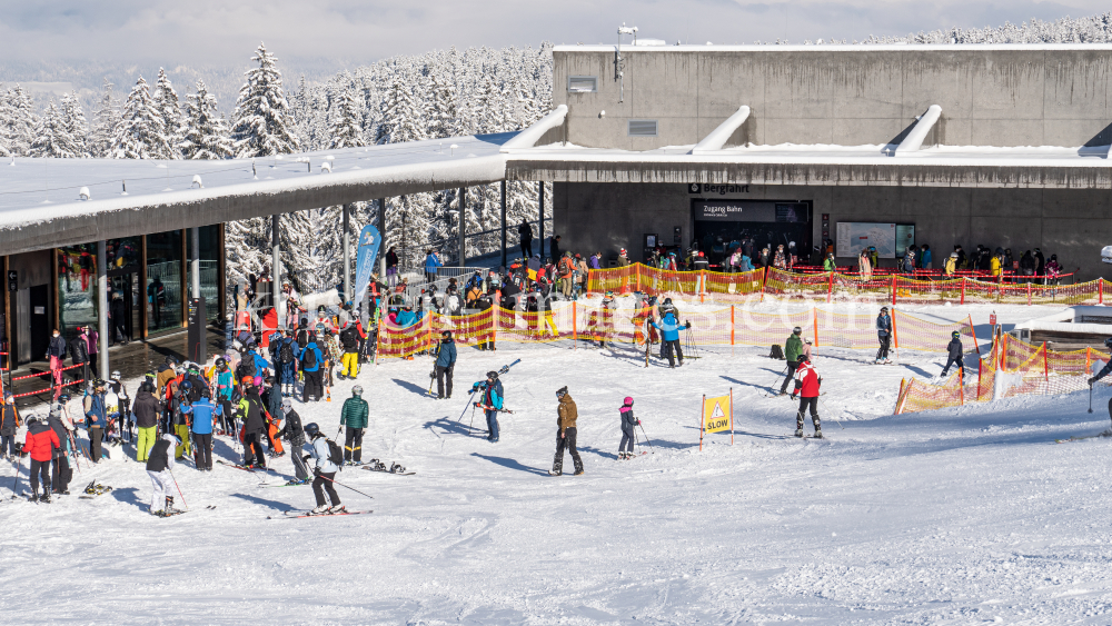 Skitag im harten Lockdown in Österreich by kristen-images.com